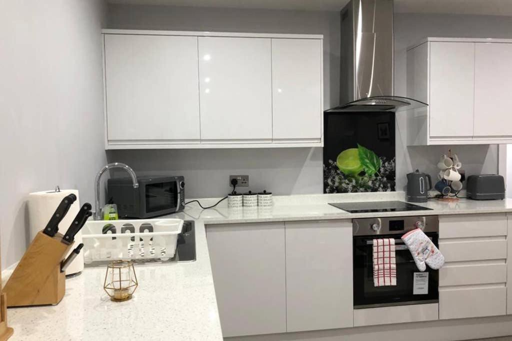 Morden Central Self Contained Flat By Cozynest Reading Exterior foto